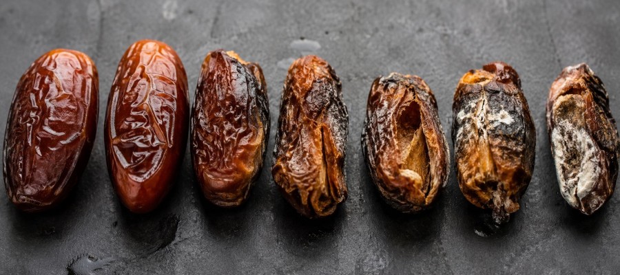 Signs of spoilage of dates